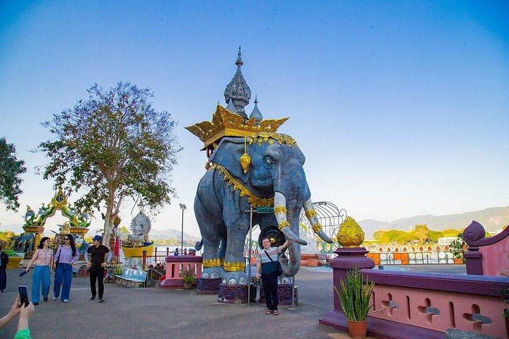 チェンマイ発プライベートチェンライ寺院とゴールデントライアングル