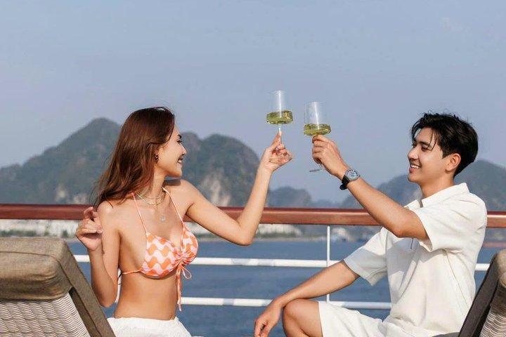 Halong Bay Luxus-Tagestour mit malerischen Inseln und Mittagessen