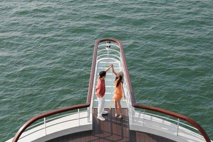 Halong Bay Luxus-Tagestour mit malerischen Inseln und Mittagessen