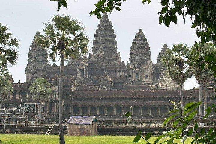 Angkor Wat Sunrise & 3 Main Temples – Small Group