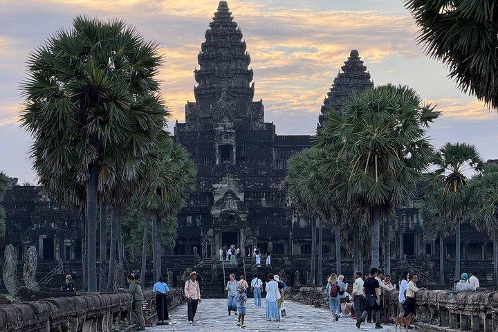 Angkor Wat Sunrise & 3 Main Temples – Small Group