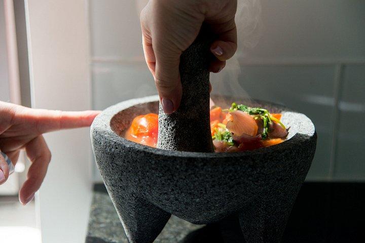 セビリアでプライベートタパス料理教室、地元ワイン付き