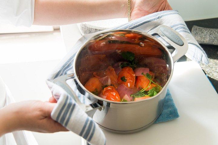 セビリアでプライベートタパス料理教室、地元ワイン付き