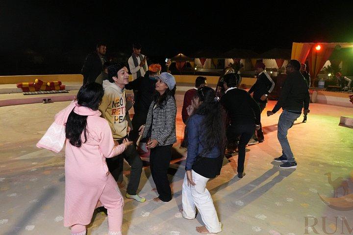 文化的なショーとディナーが楽しめる豪華なキャンプに一晩滞在します。