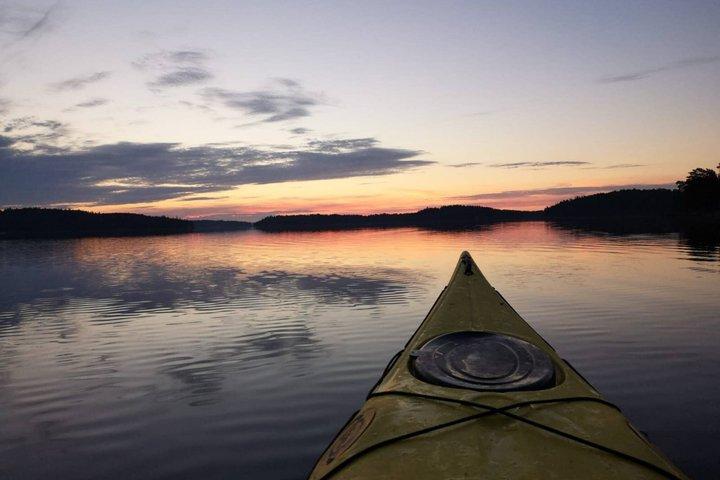 Kajaktocht bij zonsondergang in de archipel van Stockholm + Zweedse Fika