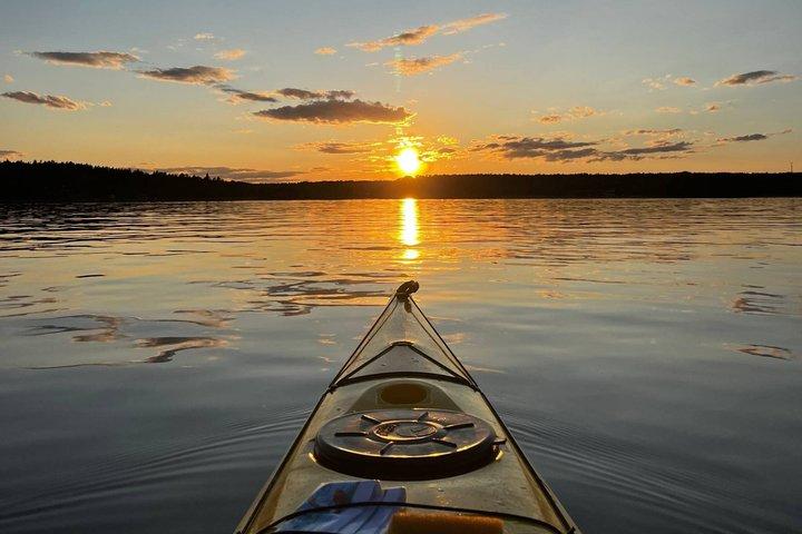 Kajaktocht bij zonsondergang in de archipel van Stockholm + Zweedse Fika