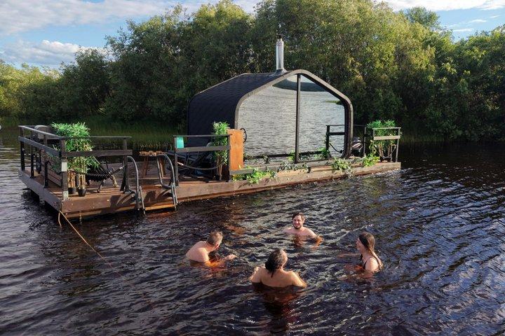Halve dag/avond op een drijvende sauna, zwemmen en BBQ (privé)