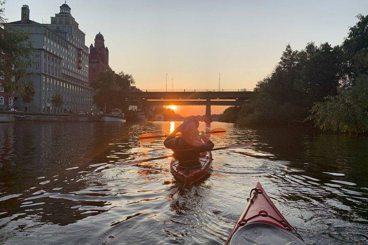 Sunset Kayak Tour i centrala Stockholm och Swedish Fika