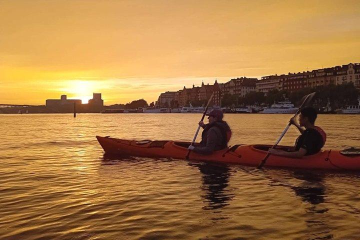 Sunset Kayak Tour i centrala Stockholm och Swedish Fika