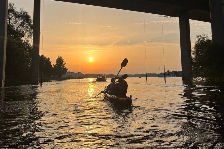 Sunset Kayak Tour i centrala Stockholm och Swedish Fika