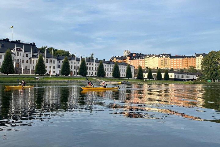 ストックホルム中心部とスウェーデンの Fika でのサンセット カヤック ツアー