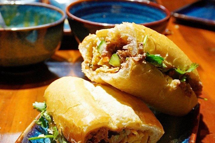 Hanoï : Craft 5 Banh Mi Garnitures & Thé/Café vert frais