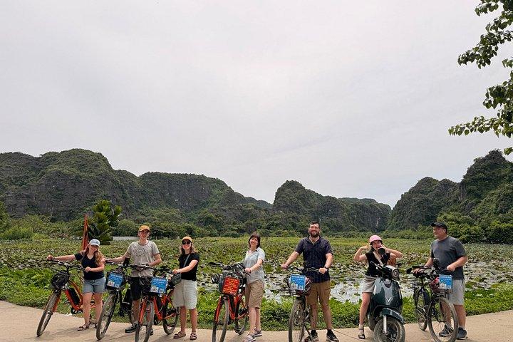 タムコック隠された宝石とニンビンプライベートEバイクツアー