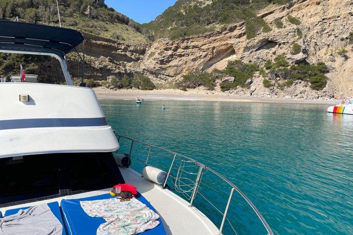 Solar Eclipse Yacht Cruise vanuit Alcudia Zwemmen Snorkel en Tapas
