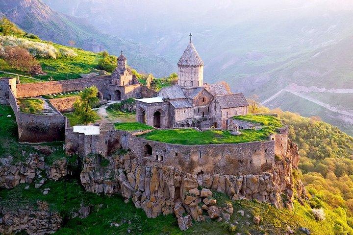 Gruppentour: Shaki-Wasserfall, Tatev-Kloster und Seilbahn, Weingut Hin Areni