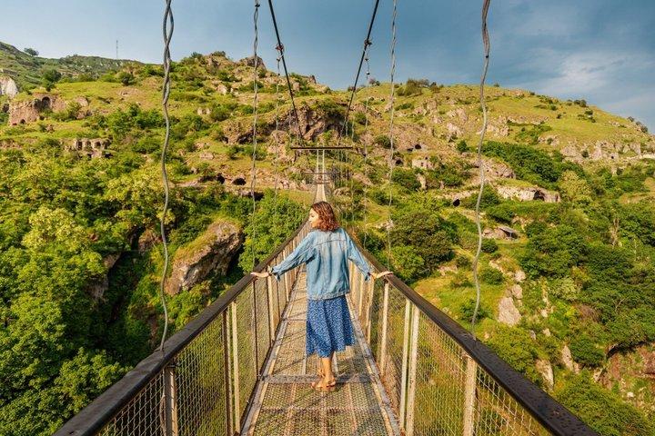Grupptur: Hin Areni Winery, Tatev (wayback på Ropeway), Khndzoresk Caves