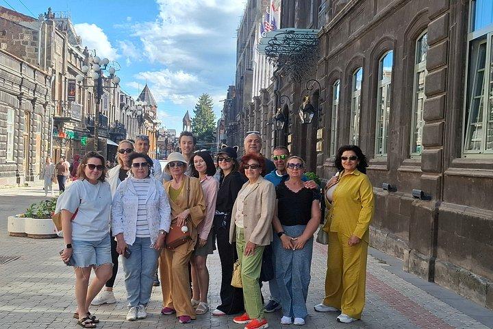 グループツアー：Gyumri（アーバンライフミュージアム、黒の要塞、旧市街）、Harichavank