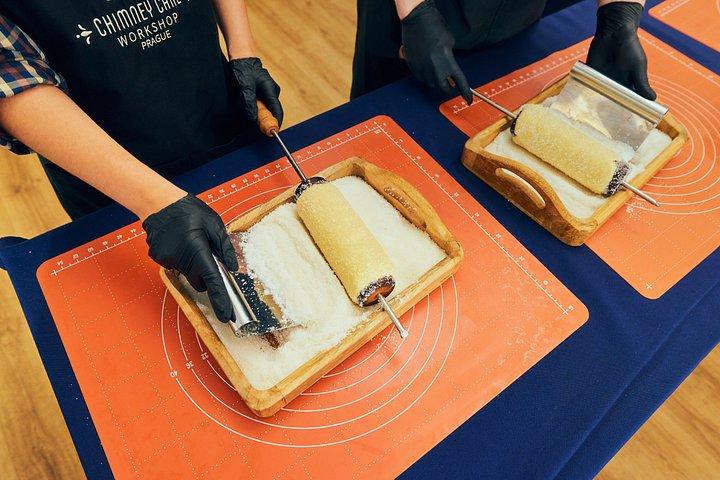プラハ伝統煙突ケーキトルデルニーク作りワークショップ