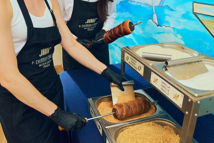 プラハ伝統煙突ケーキトルデルニーク作りワークショップ