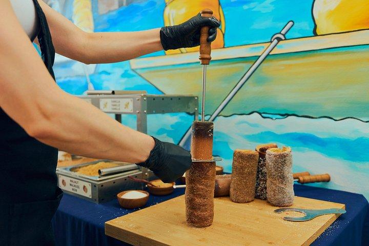 プラハ伝統煙突ケーキトルデルニーク作りワークショップ