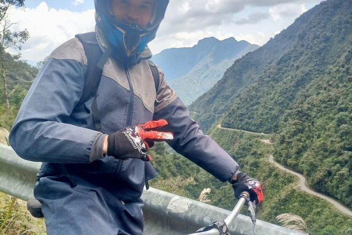 Death Road Biking Bolivia Full Day Bike Tour from La Paz