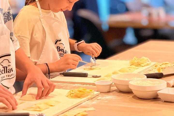 ローマ: パスタフェットゥチーネ・ラヴィオリとティラミス料理教室