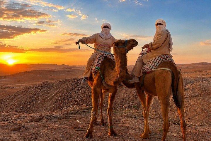 Espectáculo de camellos y fuego en el desierto de Marrakech con cena y puesta de sol