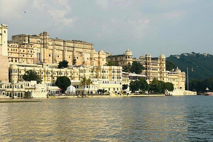 Udaipur: Full Day Private City Tour with Optional Boat Ride