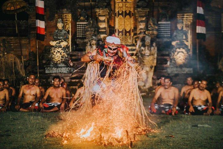 プセ寺院でケチャファイヤーダンスとサンヒャンジャランショー