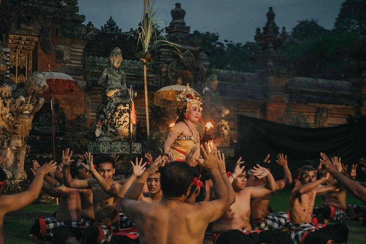 プセ寺院でケチャファイヤーダンスとサンヒャンジャランショー