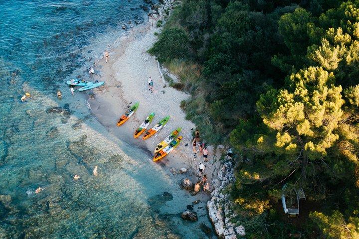 Passeio de caiaque em Rovinj com bebidas e snorkeling