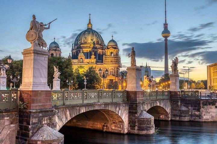 Berlin Scavenger Hunt & Highlights Self-Guided Walking Tour