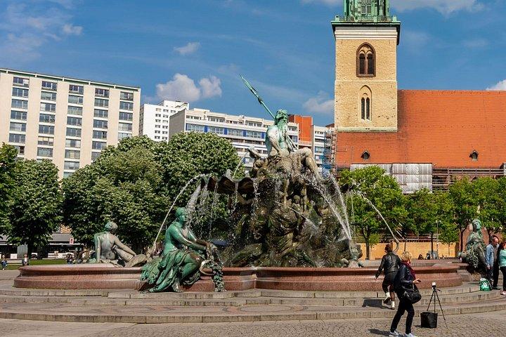 Berlin Scavenger Hunt & Highlights Self-Guided Walking Tour