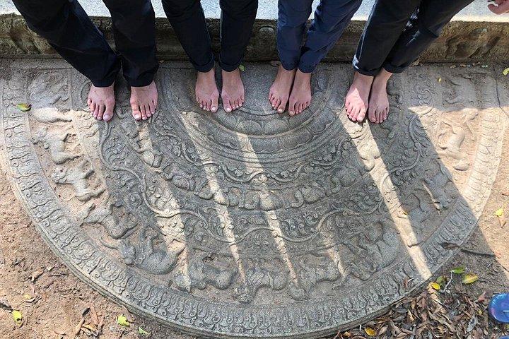 ミニカーで巡るアヌラーダプラとミヒンターレ遺跡ツアー