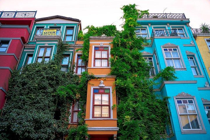 Explore Istanbuls Bazaars Mosques and Colorful Neighborhoods