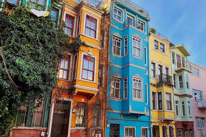 Explore Istanbuls Bazaars Mosques and Colorful Neighborhoods