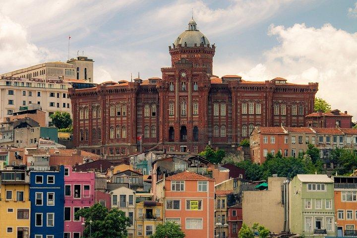 Explore Istanbuls Bazaars Mosques and Colorful Neighborhoods