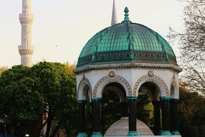 Explore Istanbuls Bazaars Mosques and Colorful Neighborhoods