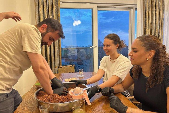 Plato histórico (Çiğköfte) Cocina y cena con música en casa