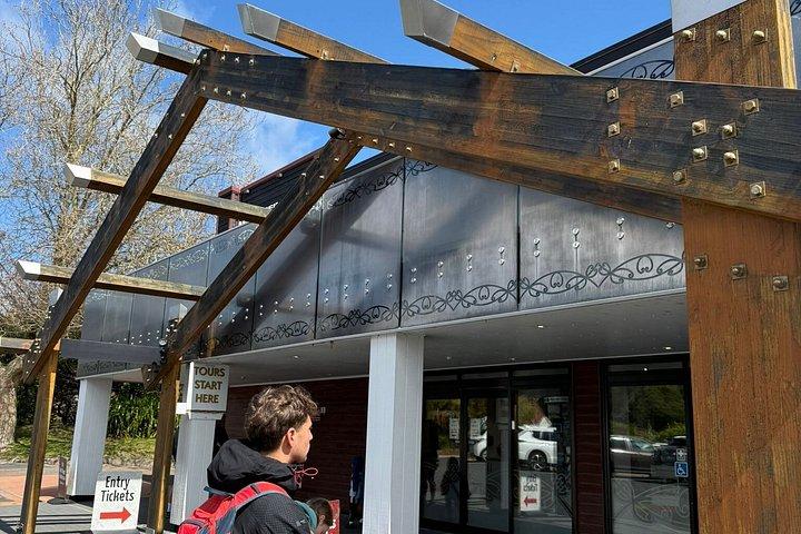 オークランド：ロトルア・マオリ村wセコイア、ハカ、ハンギランチ