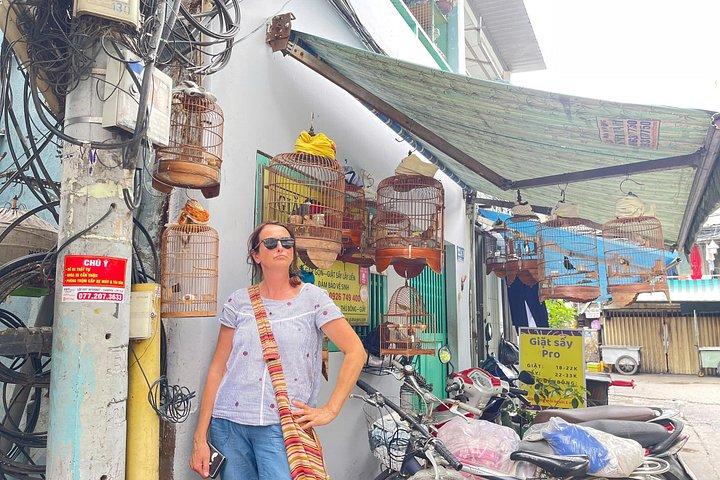 サイゴンの表裏：地元の生活、マーケット＆スラムツアー（スクーター）