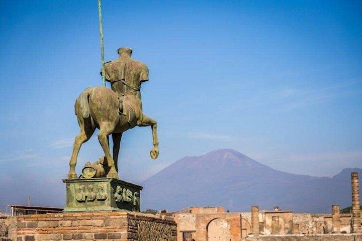 ローマ発ポンペイ遺跡とヴェスヴィオ火山ツアー