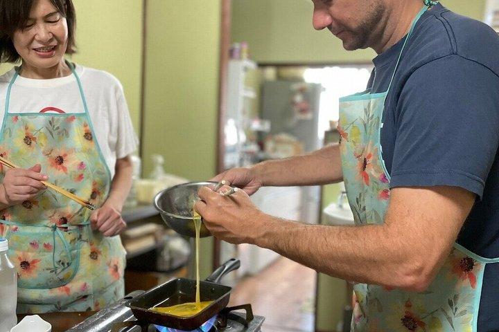 PRIVADO Tokio Clase de cocina casera : Udon hecho a mano con un anfitrión local