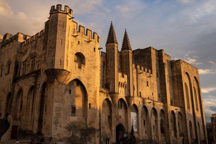 Avignon Selbstgeführte Stadtrundfahrt der Päpste, Dichter und Attentäter