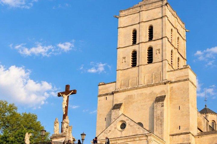 Avignon Selbstgeführte Stadtrundfahrt der Päpste, Dichter und Attentäter