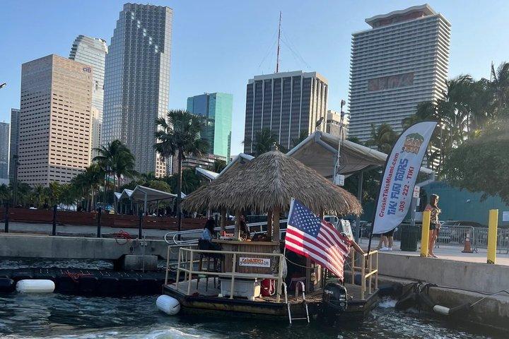 Kreuzfahrt auf dem Miami River mit einem Tiki-Boot