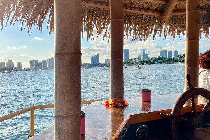 Kreuzfahrt auf dem Miami River mit einem Tiki-Boot