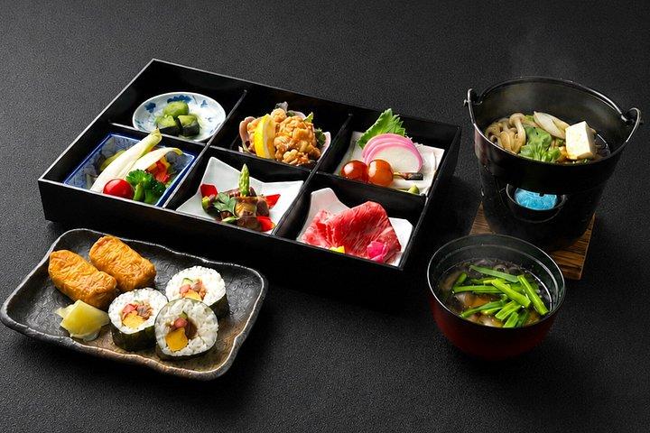 東京タワーでの相撲ショー体験と日本語料理