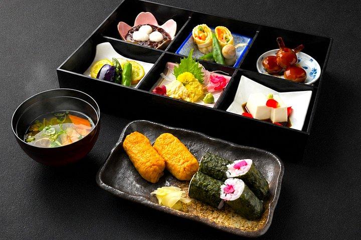 東京タワーでの相撲ショー体験と日本語料理