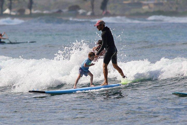 Tandem surflektion i Oahu